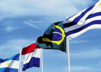 Após mais de 25 anos de negociações, a União Europeia aprovou o acordo de livre comércio com o Mercosul, criando a maior zona de comércio do mundo e fortalecendo laços econômicos entre os blocos. Assinatura formal será em Assunção.