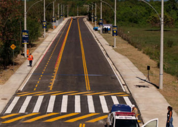 A Prefeitura de Campo Grande concluiu a expansão da Estrada do Tingui até a Avenida Brasil, melhorando o trânsito, a mobilidade urbana e oferecendo ciclofaixas e calçadas acessíveis para pedestres e ciclistas.