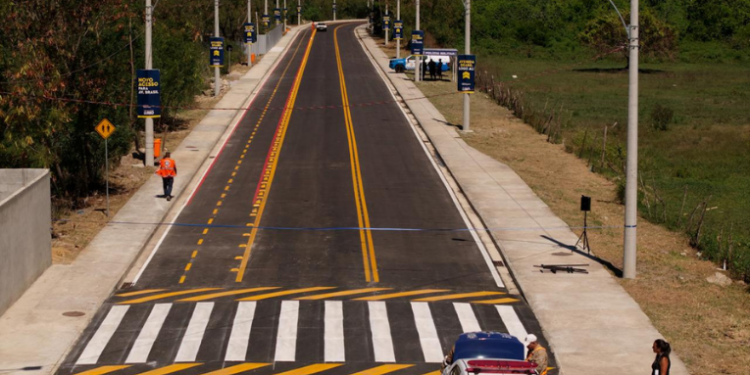 A Prefeitura de Campo Grande concluiu a expansão da Estrada do Tingui até a Avenida Brasil, melhorando o trânsito, a mobilidade urbana e oferecendo ciclofaixas e calçadas acessíveis para pedestres e ciclistas.