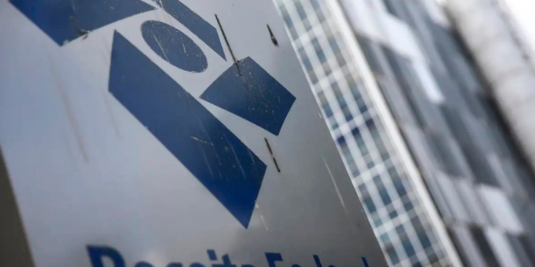 Governo passa a notificar contribuintes sobre nova faixa de isenção do IRPF. Cerca de 16 milhões devem ser beneficiados; veja como identificar mensagens verdadeiras.