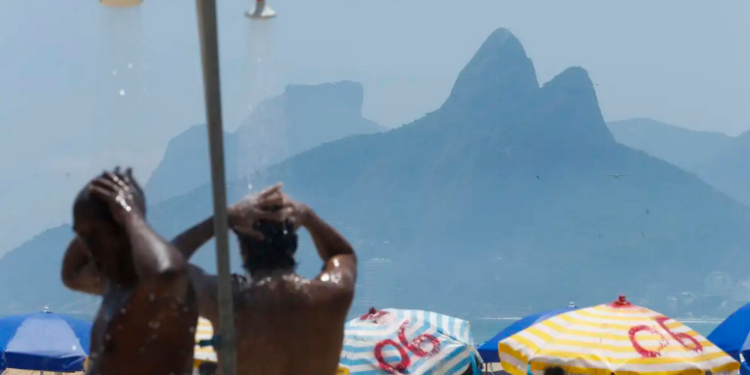 O Rio de Janeiro entrou em alerta máximo devido à onda de calor, com previsão de temperaturas acima de 40 °C. Governo intensifica ações emergenciais e capital segue em Nível de Calor 3.