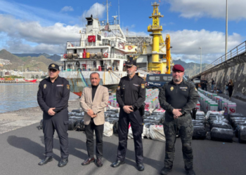 Uma operação internacional interceptou um navio que partiu do Brasil com quase 10 toneladas de cocaína escondidas em carga de sal. Apreensão ocorreu em águas internacionais.