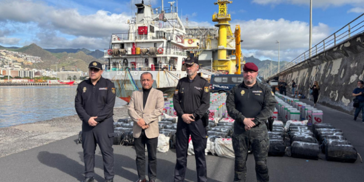 Uma operação internacional interceptou um navio que partiu do Brasil com quase 10 toneladas de cocaína escondidas em carga de sal. Apreensão ocorreu em águas internacionais.