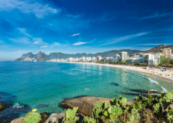 O Rio de Janeiro atualiza a legislação urbanística para impedir que edifícios projetem sombra sobre a areia ou o calçadão das praias, reforçando a proteção aos frequentadores e o planejamento urbano sustentável.
