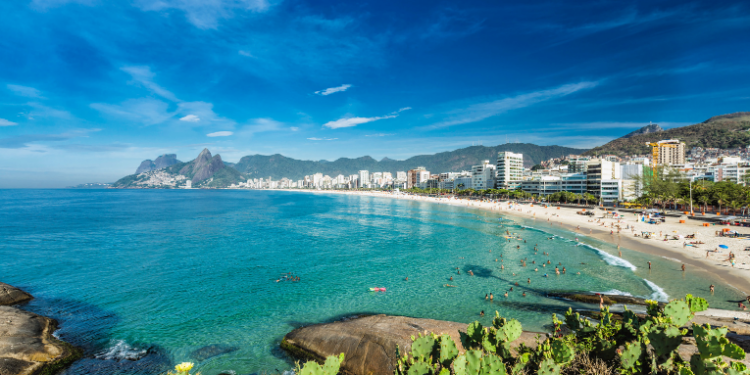 O Rio de Janeiro atualiza a legislação urbanística para impedir que edifícios projetem sombra sobre a areia ou o calçadão das praias, reforçando a proteção aos frequentadores e o planejamento urbano sustentável.
