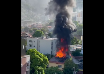 Um incêndio de grandes proporções atinge o CLAC em Niterói, causando danos no último andar e telhado. Bombeiros controlam fogo; causas ainda são apuradas.