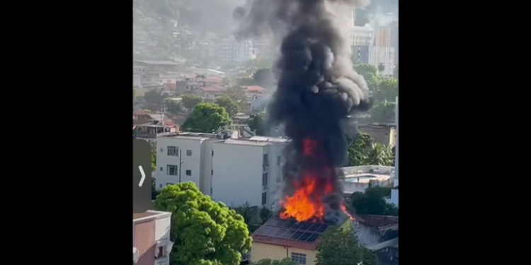 Um incêndio de grandes proporções atinge o CLAC em Niterói, causando danos no último andar e telhado. Bombeiros controlam fogo; causas ainda são apuradas.
