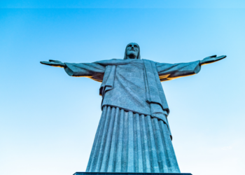 Rio de Janeiro registra aumento de 27,9% nos atendimentos por sintomas relacionados ao calor. Temperaturas chegam a 40,8°C, e população recebe orientações de prevenção.
