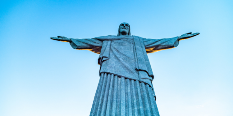 Rio de Janeiro registra aumento de 27,9% nos atendimentos por sintomas relacionados ao calor. Temperaturas chegam a 40,8°C, e população recebe orientações de prevenção.