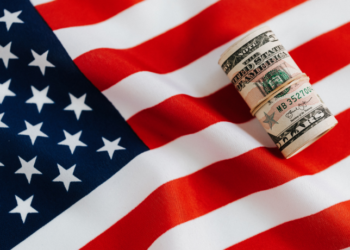 Ibovespa atinge novo recorde, mas dólar sobe e volta a superar R$ 5,40