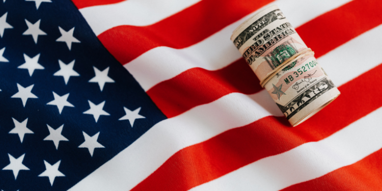 Ibovespa atinge novo recorde, mas dólar sobe e volta a superar R$ 5,40