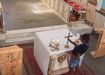 Uma mulher furtou um crucifixo de bronze da Igreja de Nossa Senhora da Conceição, em Niterói. Câmeras registraram o crime e suspeita foi localizada e liberada após depoimento.