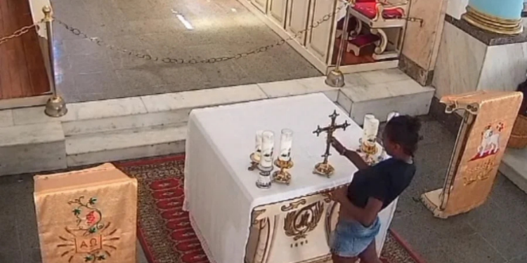 Uma mulher furtou um crucifixo de bronze da Igreja de Nossa Senhora da Conceição, em Niterói. Câmeras registraram o crime e suspeita foi localizada e liberada após depoimento.