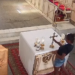 Uma mulher furtou um crucifixo de bronze da Igreja de Nossa Senhora da Conceição, em Niterói. Câmeras registraram o crime e suspeita foi localizada e liberada após depoimento.