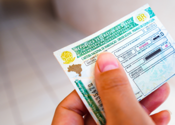 A partir de 9/1, motoristas cadastrados como “Bom Condutor” poderão renovar automaticamente a CNH sem taxas ou exames presenciais. Medida incentiva direção segura e moderniza serviços de trânsito no Brasil.
