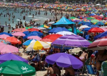 O verão no Rio de Janeiro registra relatos de preços abusivos em praias, com aluguel de cadeiras e ombrelones caros. Prefeitura estuda tabelamento de valores e turistas podem acionar o Procon.