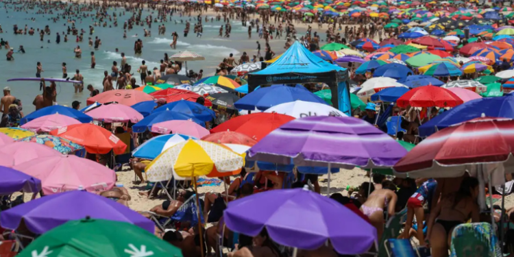 O verão no Rio de Janeiro registra relatos de preços abusivos em praias, com aluguel de cadeiras e ombrelones caros. Prefeitura estuda tabelamento de valores e turistas podem acionar o Procon.