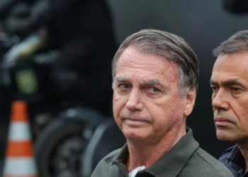 Carlos Bolsonaro divulga carta afirmando que ex-presidente Jair Bolsonaro sofre perseguição política e tortura moral durante prisão na Superintendência da PF em Brasília.