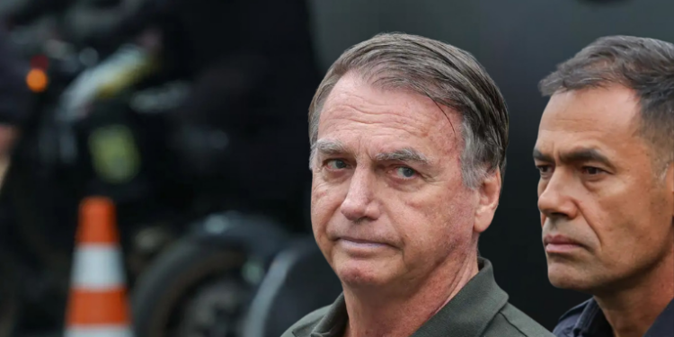 Carlos Bolsonaro divulga carta afirmando que ex-presidente Jair Bolsonaro sofre perseguição política e tortura moral durante prisão na Superintendência da PF em Brasília.