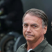 Carlos Bolsonaro divulga carta afirmando que ex-presidente Jair Bolsonaro sofre perseguição política e tortura moral durante prisão na Superintendência da PF em Brasília.
