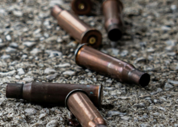 Em 2025, hospitais municipais do Rio registraram 1.836 atendimentos a vítimas de armas de fogo, aumento de 66% em relação a 2024. Jovens adultos são os mais afetados, mas crianças e idosos também registraram crescimento expressivo.