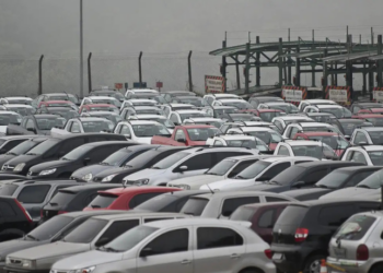 Fenabrave projeta crescimento de 3% para licenciamento de veículos leves em 2026, com mais de 2,6 milhões de unidades, mas endividamento e juros altos limitam expansão.