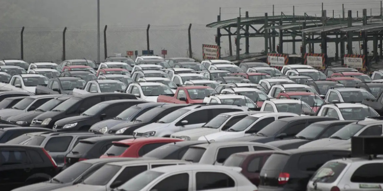 Fenabrave projeta crescimento de 3% para licenciamento de veículos leves em 2026, com mais de 2,6 milhões de unidades, mas endividamento e juros altos limitam expansão.