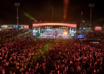 Presidente argentino sobe ao palco e canta em festival tradicional de Córdoba