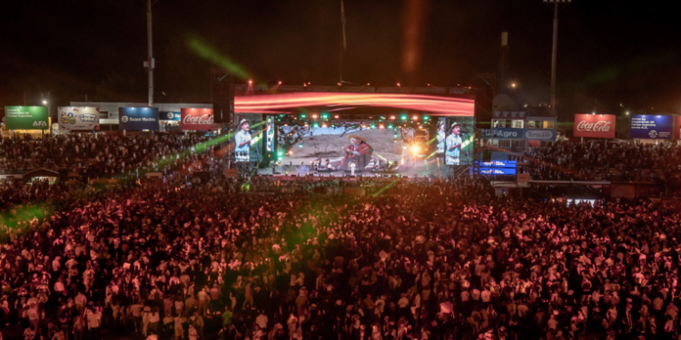 Presidente argentino sobe ao palco e canta em festival tradicional de Córdoba