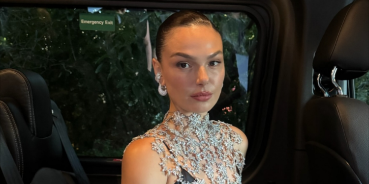 Isis Valverde é indicada ao Framboesa de Ouro 2026 por atuação em filme de Hollywood. Entenda o impacto da nomeação na carreira internacional da atriz.