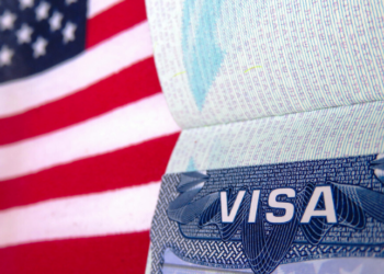 Estados Unidos suspendem vistos de imigração para 75 países, incluindo o Brasil. Medida não afeta turismo e reacende debate sobre política migratória.