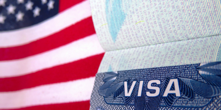 Estados Unidos suspendem vistos de imigração para 75 países, incluindo o Brasil. Medida não afeta turismo e reacende debate sobre política migratória.