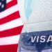 Estados Unidos suspendem vistos de imigração para 75 países, incluindo o Brasil. Medida não afeta turismo e reacende debate sobre política migratória.