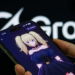 Grok, chatbot da rede social X de Elon Musk, terá restrições para editar imagens de pessoas com roupas provocantes, visando privacidade e segurança dos usuários.