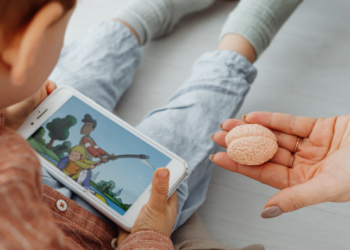 : O celular toma o sono: os perigos da síndrome do sono insuficiente em jovens