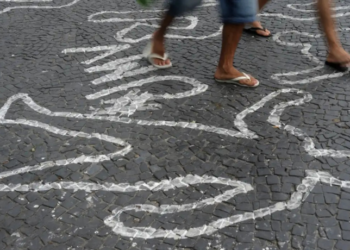 Assaltos com uso de armas aumentam no Rio de Janeiro em dezembro de 2025, enquanto tiroteios gerais caem. Instituto Fogo Cruzado alerta para necessidade de políticas de segurança.