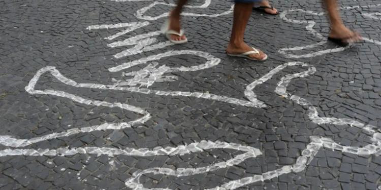Assaltos com uso de armas aumentam no Rio de Janeiro em dezembro de 2025, enquanto tiroteios gerais caem. Instituto Fogo Cruzado alerta para necessidade de políticas de segurança.