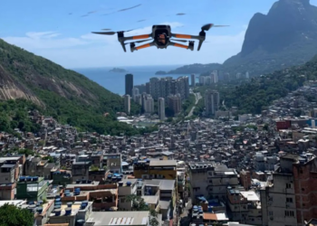 O projeto Na Favela Drone, no Rio de Janeiro, oferece cursos de pilotagem de drones a jovens moradores, movimenta o turismo nas favelas e promove emprego e valorização cultural, atraindo visitantes durante a alta temporada de verão 2026.
