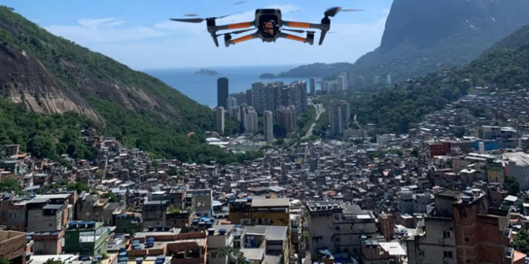 O projeto Na Favela Drone, no Rio de Janeiro, oferece cursos de pilotagem de drones a jovens moradores, movimenta o turismo nas favelas e promove emprego e valorização cultural, atraindo visitantes durante a alta temporada de verão 2026.