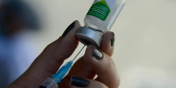 Casos de SRAG registram queda na maior parte do Brasil, mas Norte enfrenta aumento devido à influenza A. Fiocruz reforça importância da vacinação para idosos, indígenas e grupos de risco.