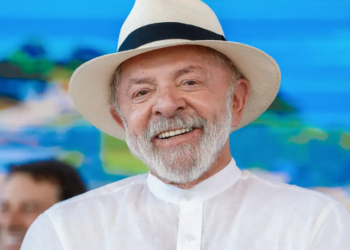 Presidente Lula passa por cirurgia de catarata em Brasília, recebe alta no mesmo dia e segue em recuperação na Granja do Torto.