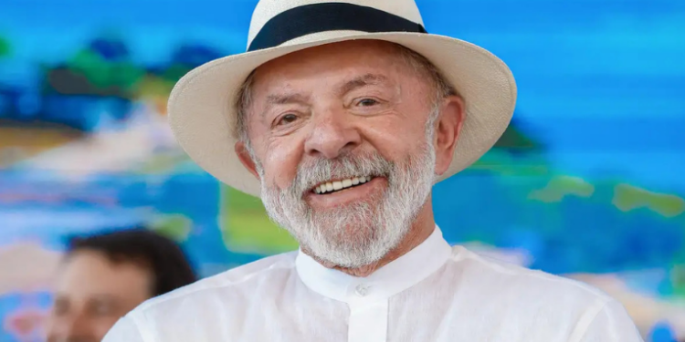 Presidente Lula passa por cirurgia de catarata em Brasília, recebe alta no mesmo dia e segue em recuperação na Granja do Torto.