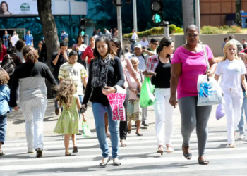 O mercado de trabalho no Brasil atingiu recordes em 2025: taxa de desemprego anual em 5,6%, renda média de R$ 3.560 e 38,9 milhões de empregos com carteira assinada, segundo o IBGE.