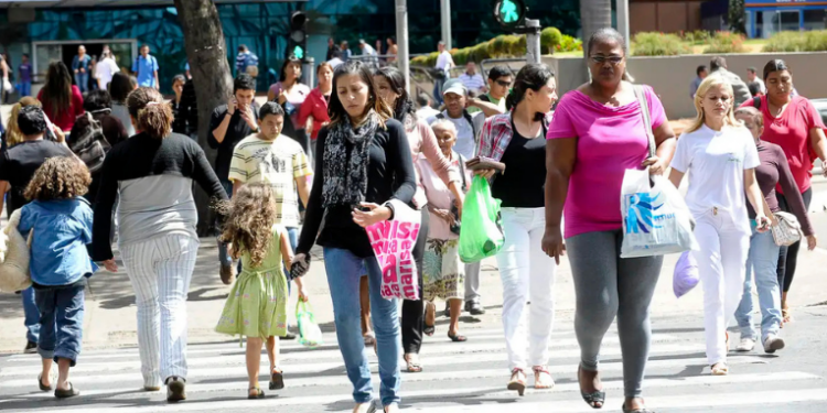 O mercado de trabalho no Brasil atingiu recordes em 2025: taxa de desemprego anual em 5,6%, renda média de R$ 3.560 e 38,9 milhões de empregos com carteira assinada, segundo o IBGE.