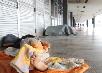 A Justiça Federal determina que a Prefeitura do Rio de Janeiro adote medidas concretas para proteger a população em situação de rua, incluindo a implementação do Plano Ruas Visíveis e a criação de comitê de monitoramento.