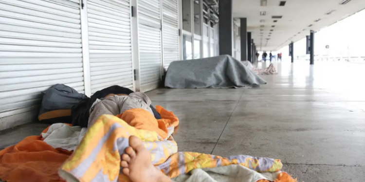 A Justiça Federal determina que a Prefeitura do Rio de Janeiro adote medidas concretas para proteger a população em situação de rua, incluindo a implementação do Plano Ruas Visíveis e a criação de comitê de monitoramento.