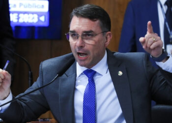 Flávio Bolsonaro diz que transferirá embaixada brasileira para Jerusalém caso vença eleição presidencial, reacendendo debate diplomático.