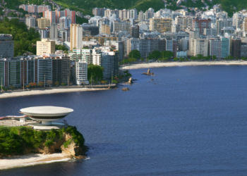 A Prefeitura de Niterói lançou três consultas públicas online para que cidadãos contribuam em projetos estratégicos, incluindo Plano Municipal de Saúde, revitalização do prédio da Caixa e Arena Niterói. Participe pelo aplicativo Colab até fevereiro de 2026.