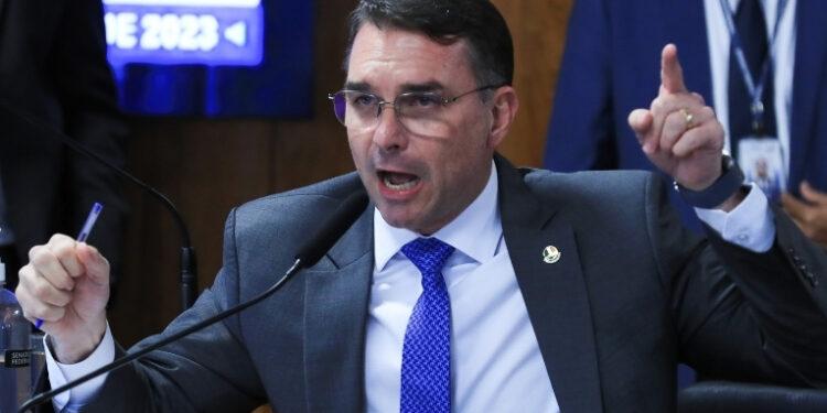 Flávio Bolsonaro diz que transferirá embaixada brasileira para Jerusalém caso vença eleição presidencial, reacendendo debate diplomático.