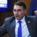 Flávio Bolsonaro diz que transferirá embaixada brasileira para Jerusalém caso vença eleição presidencial, reacendendo debate diplomático.